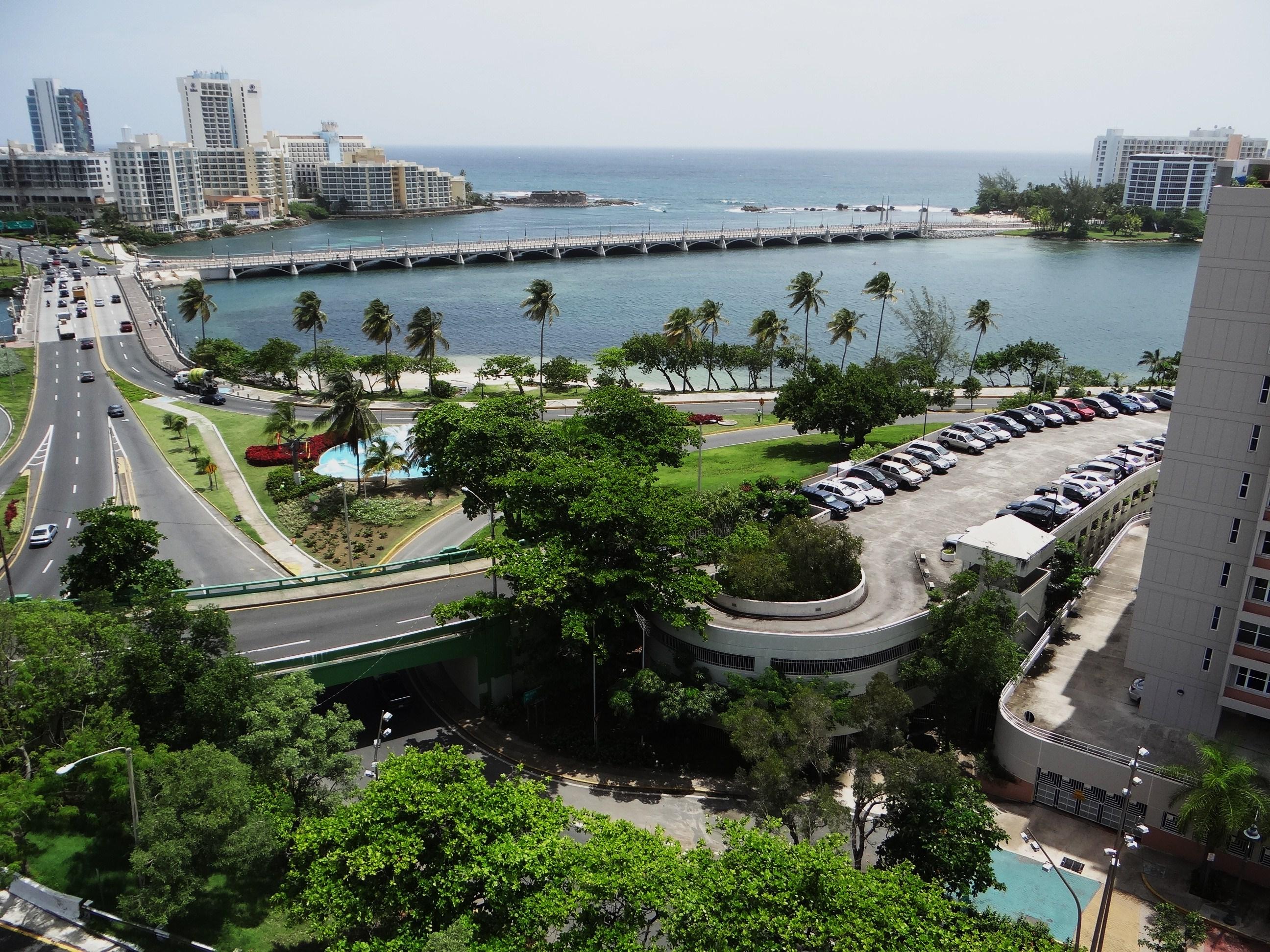 Vista desde la azotea del Edificio del Departamento de Justicia - San Juan (Miramar) - 2013 00004